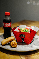 Yakisoba 350 Ml + 2 Rolinhos Romeu e Julieta + Coca Cola 200 ml