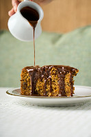 Bolo de Cenoura e Nozes com Calda de Chocolate