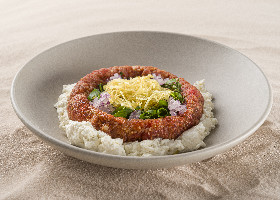 Quibe cru com harissa, coalhada seca e batata