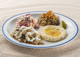 Frango do espeto giratório, arroz com lentilha, homos, picles e salada