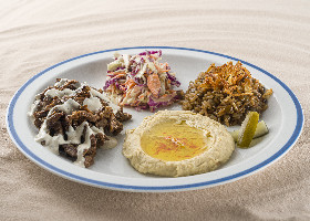 Carne assada, arroz com lentilha, homos, picles e salada