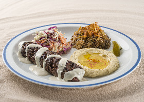 Kafta, arroz com lentilha, homos, picles e salada