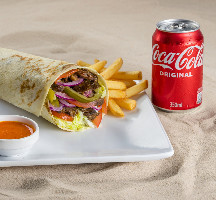 Kebab carne assada, fritas e bebida