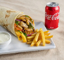 Kebab frango assado no espeto, fritas e bebida