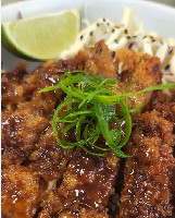 Porco Empanado com Molho Tonkatsu (Tonkatsu Domburi)