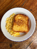 Torrada Pão de Petrópolis com Ovos Mexidos