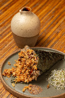 Temaki Tartar de shimeji com cebola crispy