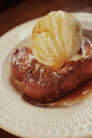 Pain Perdu com sorvete de creme e caramelo salgado