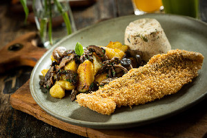 Tilápia na crosta de parmesão