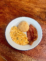 Pão de Queijo com Ovos Mexidos e Bacon