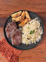 ALCATRA COM BATATAS RÚSTICAS