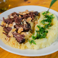 PRATO DE CORDEIRO COM PURÊ DE BATATA E ARROZ  - ESPECIAL DIA DAS MÃES