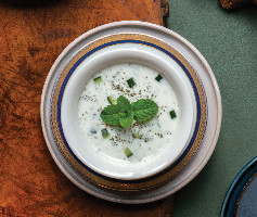 Coalhada fresca com pepino e hortela