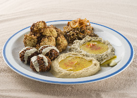 Falafel, couve-flo, arroz, homos, baba ghannouge