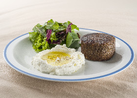 Quibe assado carne, tzatziki e mix de folhas