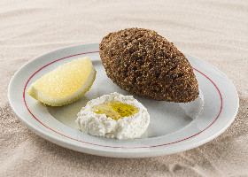 Quibe frito e coalhada seca