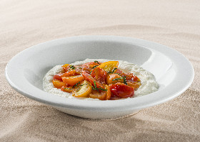 Tomates assados e frescos, creme de queijo de cabra e ervas frescas