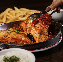 FILÉ DE FRANGO À PARMEGIANA (serve 2 pessoas)