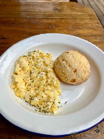 Pão de Queijo com Ovos Mexidos