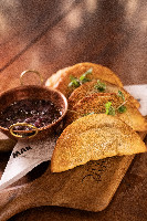 PASTÉL DE BACALHAU COM ORAPRONÓBIS E MUSSARELA COM MOLHO DE TAPENADE.