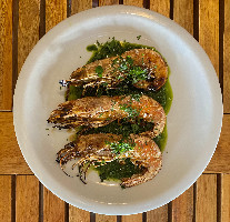 Camarões do pacifico grelhados com salsa verde