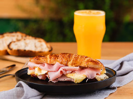Misto Quente no Croissant + Suco de Laranja
