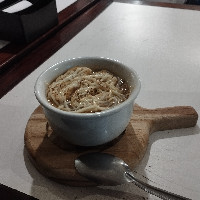 Caldo de cebola caramelizada com parmesão