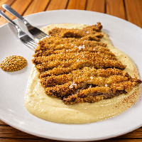 Bife à milanesa aperitivo com fonduta de queijo