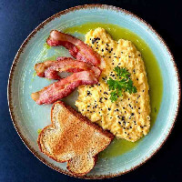 OVOS MEXIDOS COM BACON E PÃO LEVAIN
