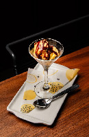 Sorbet de maracujá com manga e calda de chocolate