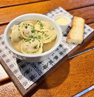 Sopa de capelette com caldo de Bordo