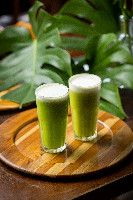 Suco verde: Limão + Abacaxi + Couve + Gengibre