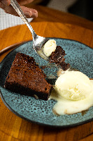 Brownie com sorvete contém castanhas
