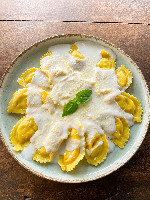 RAVIOLI DE CARNE DE SOL COM REQUEIJÃO