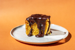 Fatia de bolo do dia com ganache