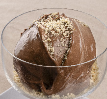 Sorvete chocolate e amêndoa com farofa calda