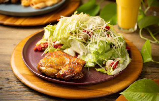 Sobrecoxa Assada + Salada