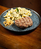 Pene ao Gorgonzola + Grelhado de Filé
