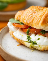 Croissant Caprese (vegetariano)