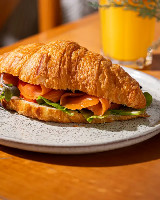 Croissant com salmão defumado