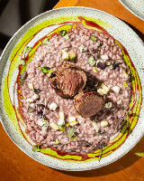 Filé mignon com risoto de vinho tinto