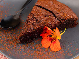 Brownie Uluru com ganache de chocolate