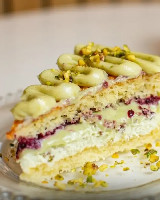Bolo de pistache com frutas vermelhas