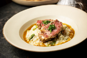 TORNEDOR COM RISOTO DE QUEIJO MINAS E ASPARGOS
