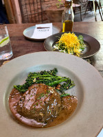 STEAK AU POIVRE COM BAROA PALHA E BRÓCOLIS NA BRASA