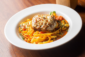 Polpetone com requeijão de raspa e fettuccine ao sugo