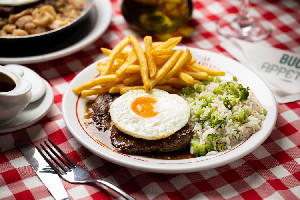 Bife à cavalo na brasa