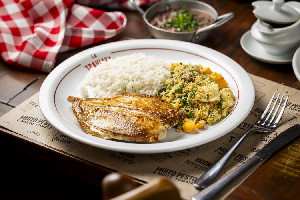 Filet de frango na brasa marinado com ervas