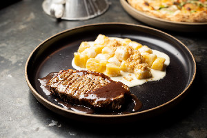 Chorizo Cara Preta na brasa ao molho gorgonzola