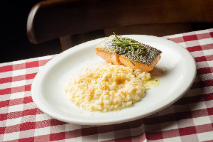 Salmão na brasa com molho cítrico de gergelim